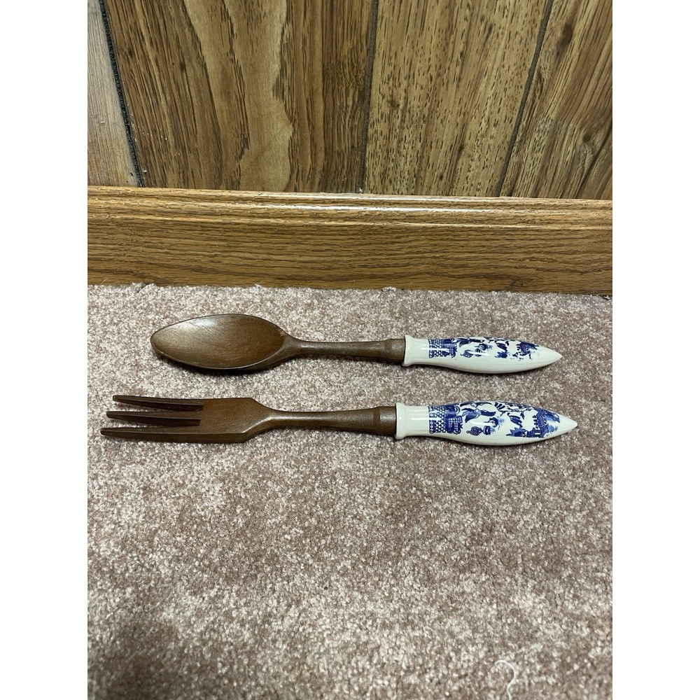 Vtg Materia 2 Pc Faux Wood Blue Willow Ceramic Handle Salad Serving Set